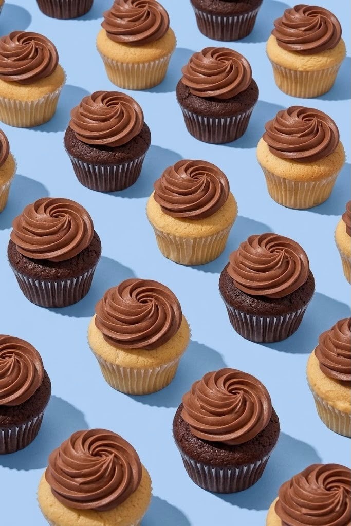 A pattern of FrostD cupcakes